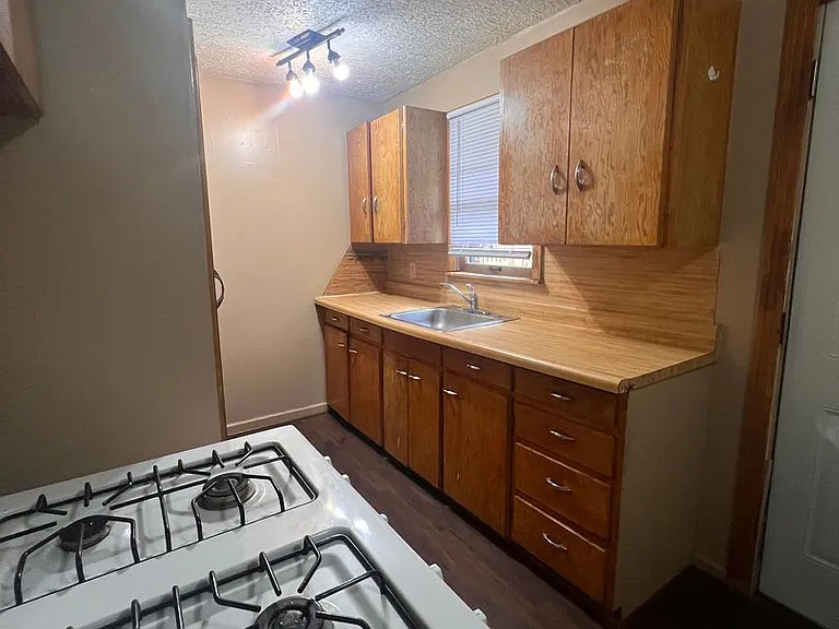 1031 S Emporia Ave — Photo 6