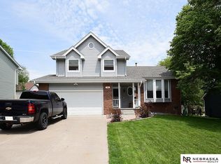 914 Michael Dr, Papillion, NE 68046