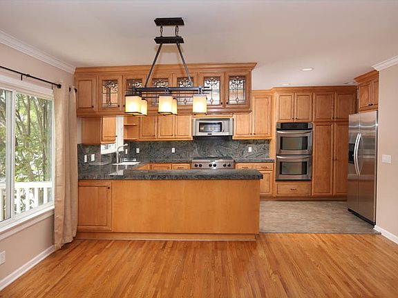 4th image of 336 N Beachwood Dr