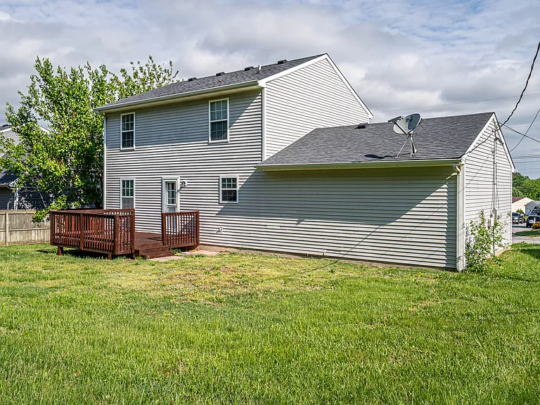 1220 Eastern St — Photo 3
