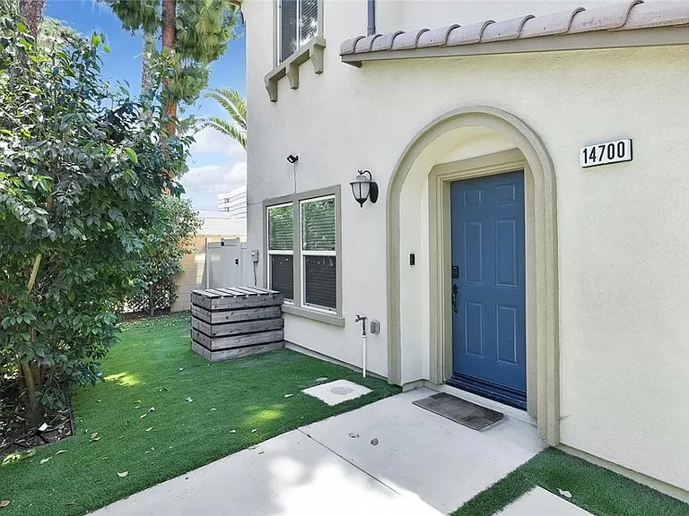 14700 Sherman Way — Photo 19