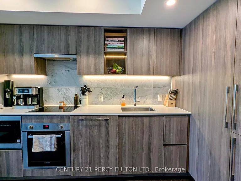 17 Bathurst St #808 — Photo 3