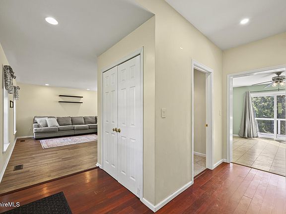 3rd image of 19 Terrace Dr