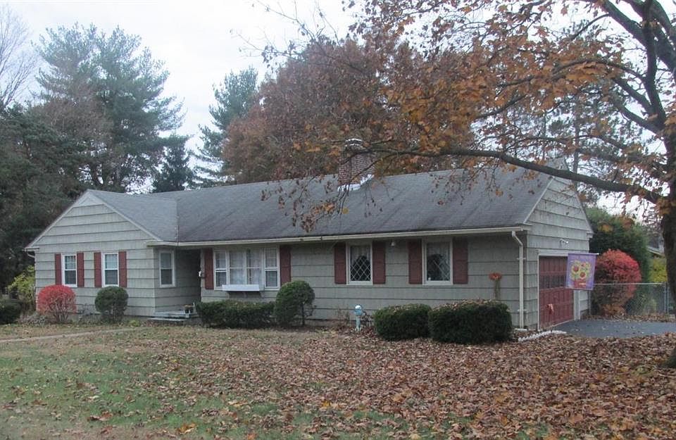 1st image of 10 Lynnfield Dr