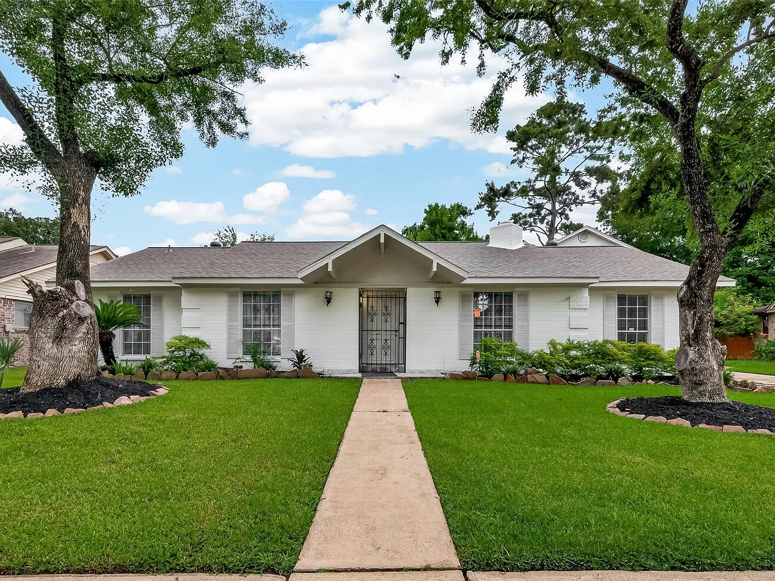5 bed, 5.0 bath, 3285 sqft, $3,200 — Photo 1