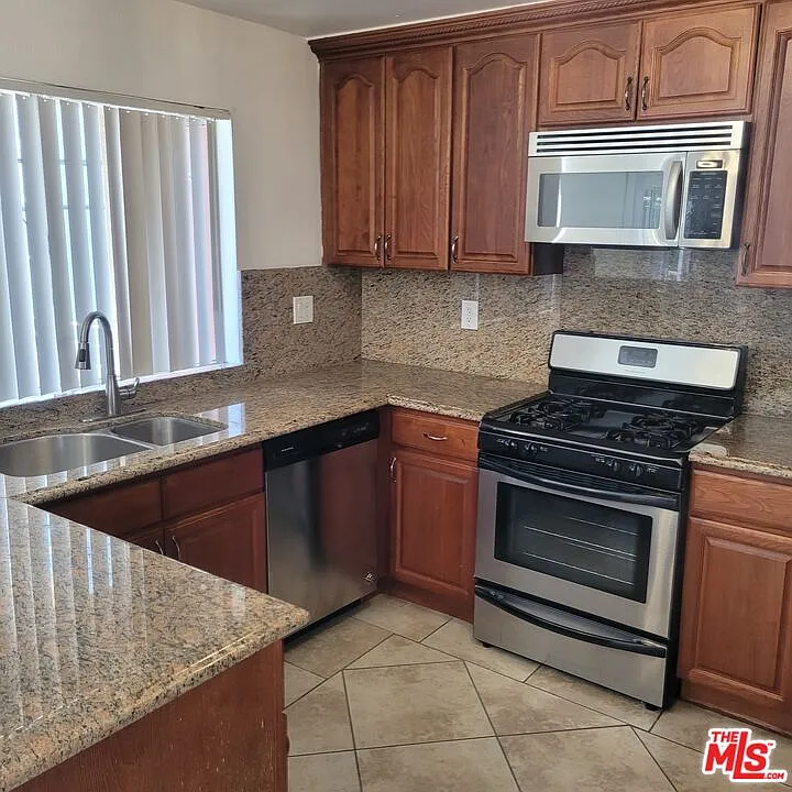 2 bed, 2.0 bath, 1214 sqft, $3,395 — Photo 3