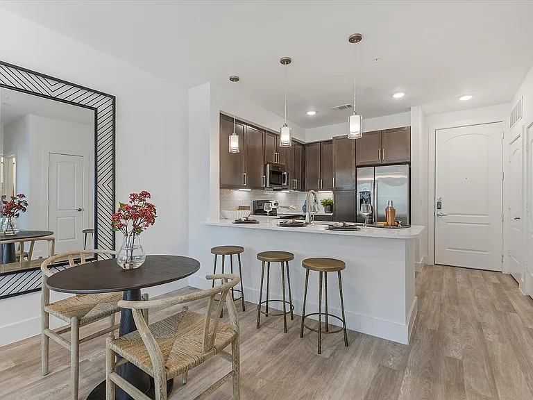 24-10 Crawford St-24