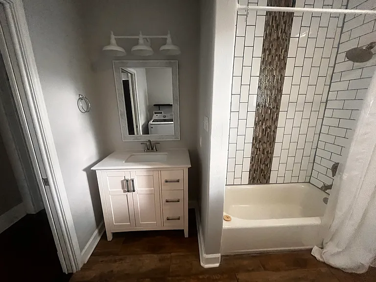 502 E Locust St — Photo 10