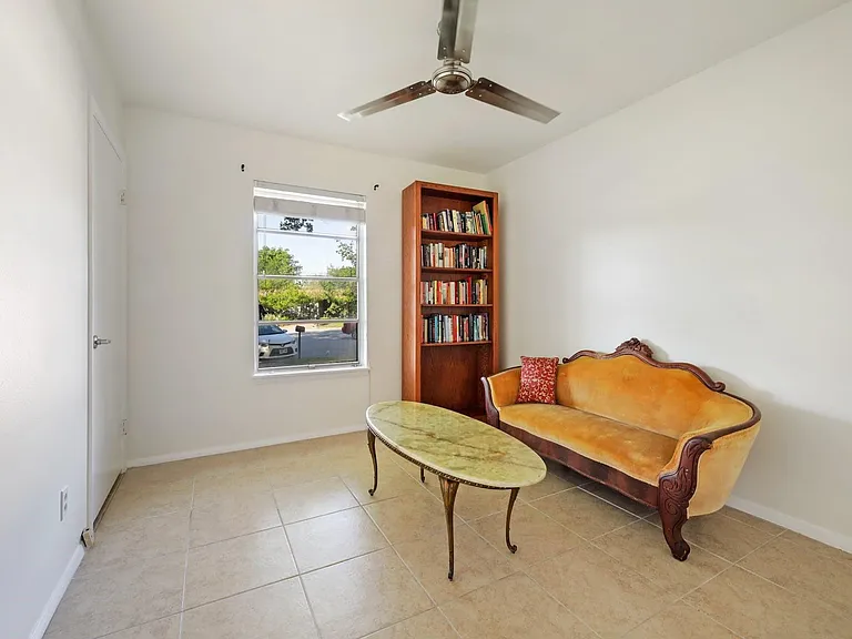 2202 Towbridge Cir — Photo 14