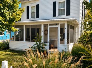 3 Lee St, Wachapreague, VA 23480