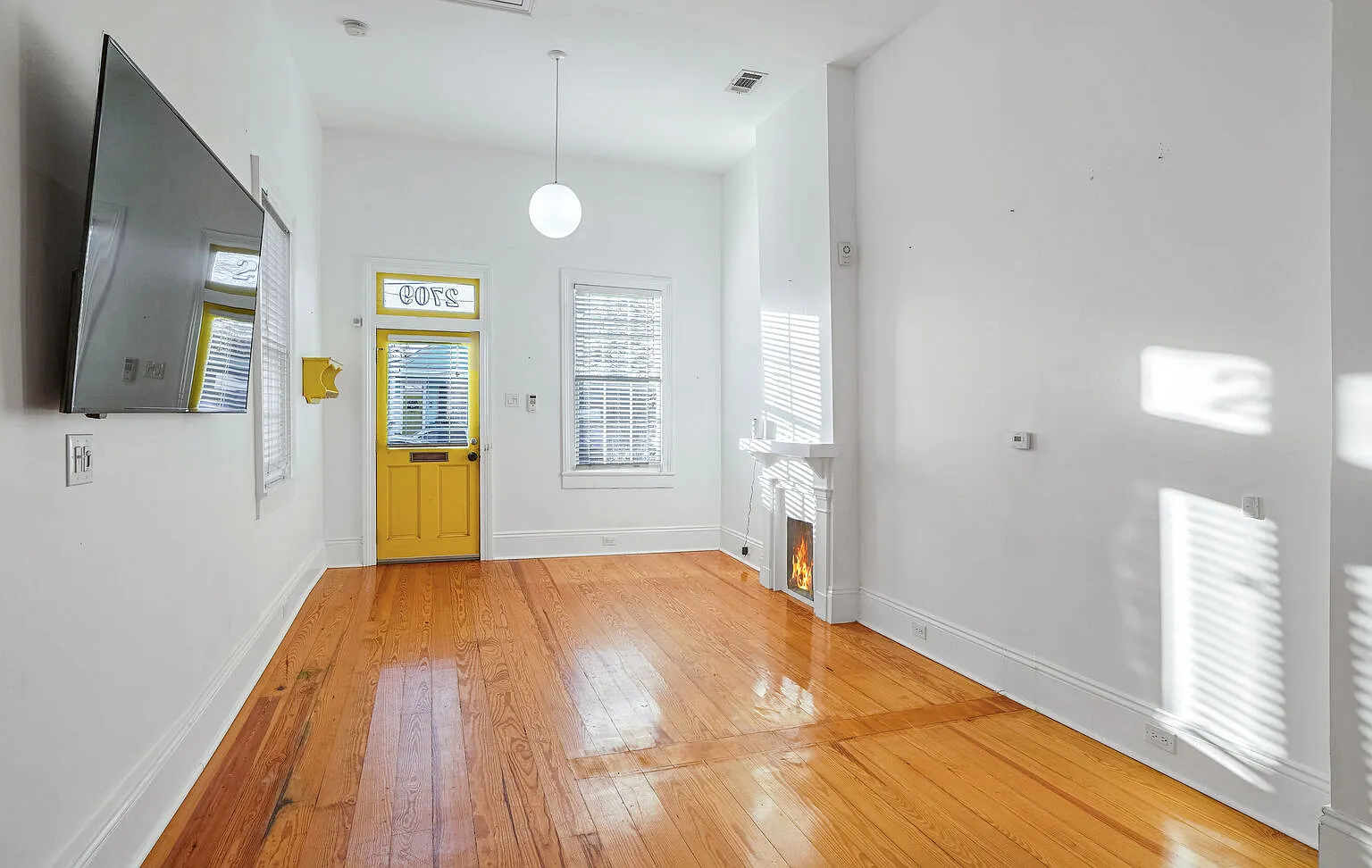 1 bed, 700 sqft, $1,600 — Photo 2