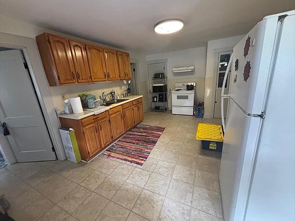 3rd image of 576 Abbott Ave #1