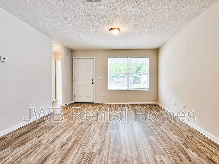 2091 Woodside St — Photo 6