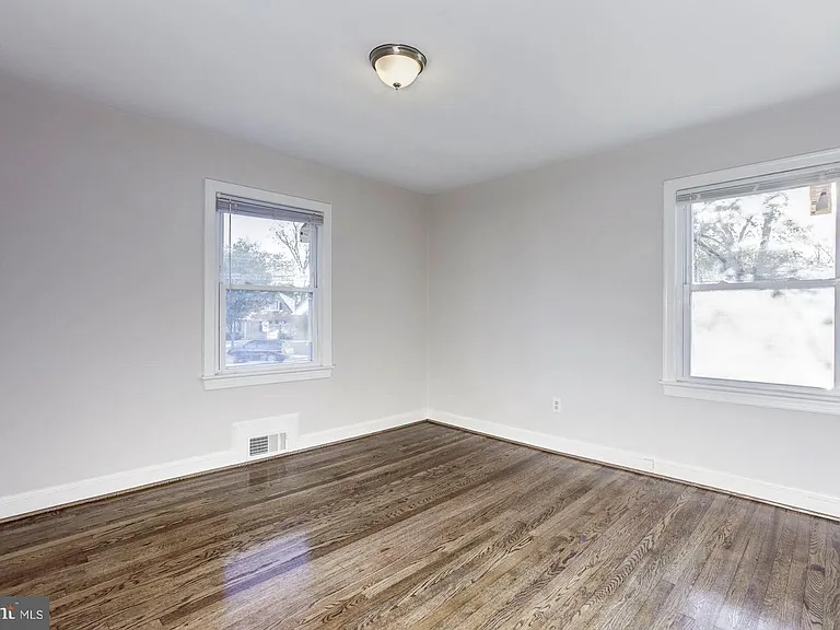 1100 Edmonston Dr — Photo 10