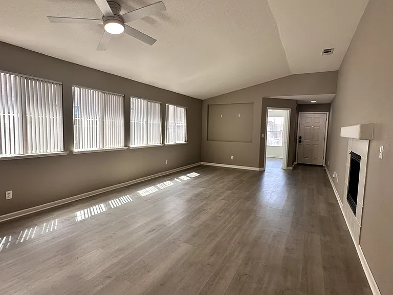 1465 La Sierra St — Photo 2