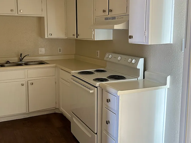 Las Brisas Apartments — Photo 6