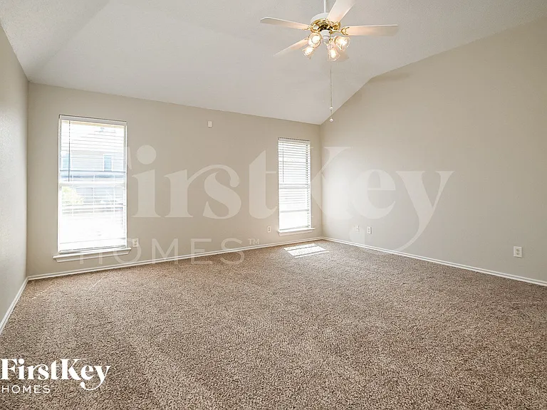 2210 Meadowstone Dr — Photo 8
