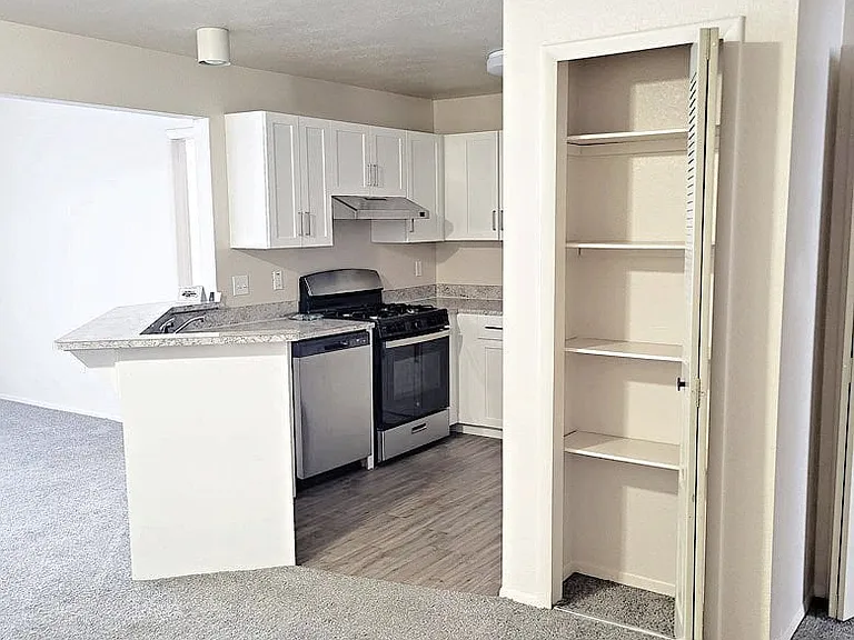 Emerald Park Apartments — Photo 3