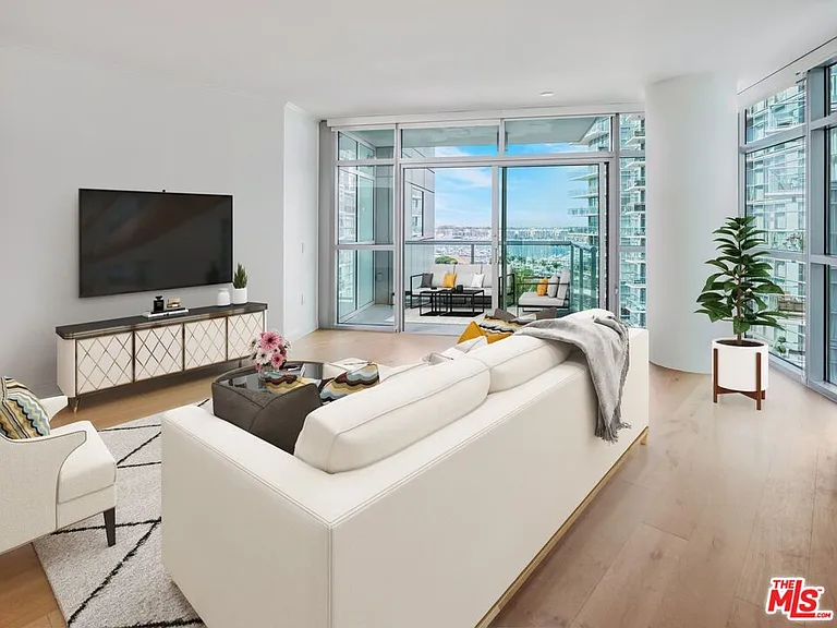 13650 Marina Pointe Dr #905 — Photo 1