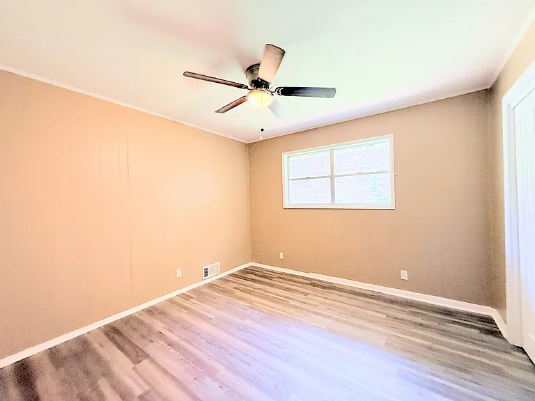 1336 Crestview Dr — Photo 8