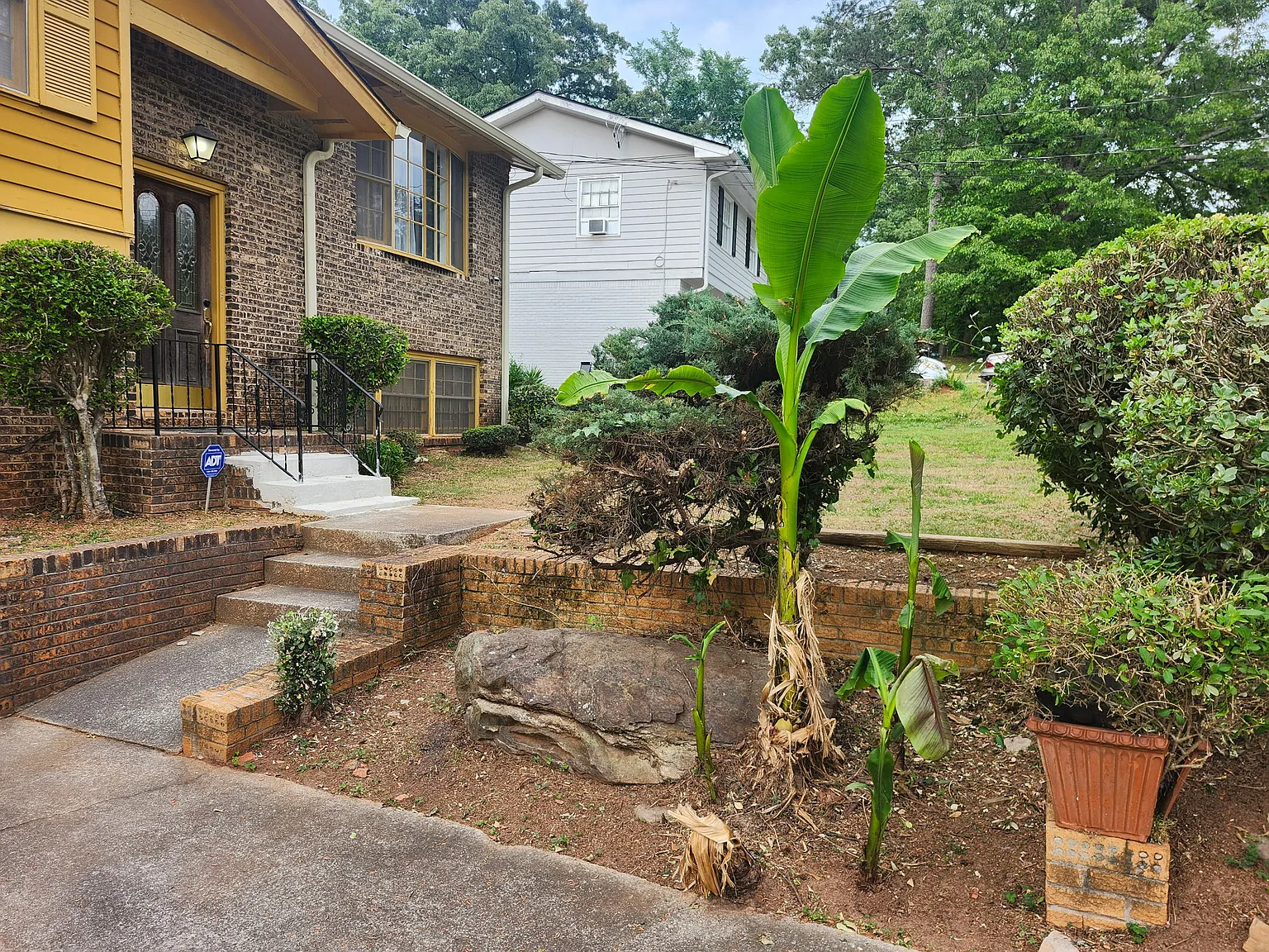 4 bed, 2.5 bath, 1976 sqft, $2,700 — Photo 2