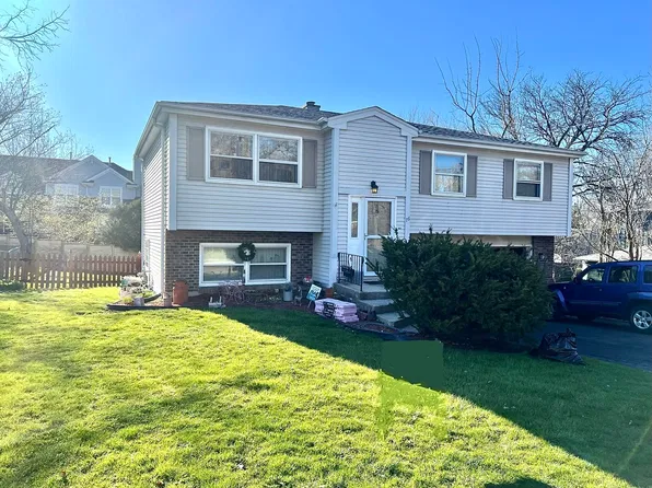 76 Pine Tree Row, Lake Zurich, IL 60047
