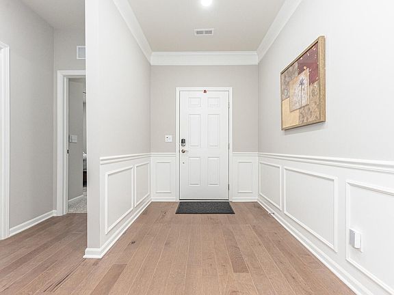 3rd image of 3285 Roslyn Dr