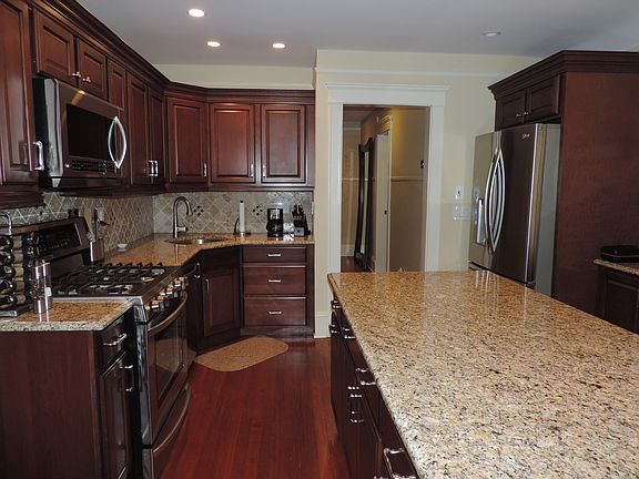 2nd image of 391 Irving Ave APT 3