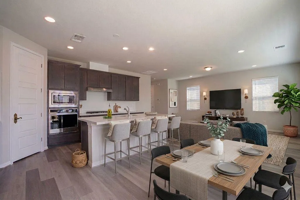 4 bed, 2.5 bath, 2015 sqft, $2,250 — Photo 4