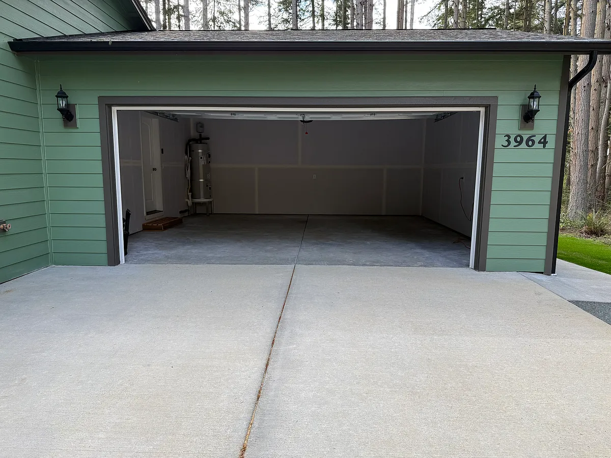 Garage - 3964 Violet St