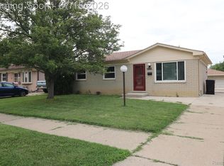 27206 Perry St, Roseville, MI 48066