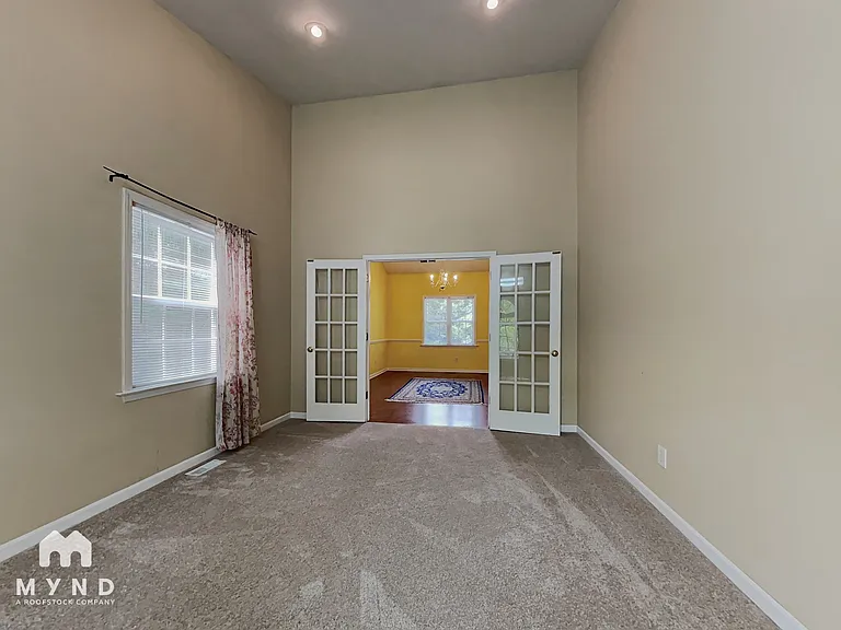 1085 Vauxhall Dr — Photo 4