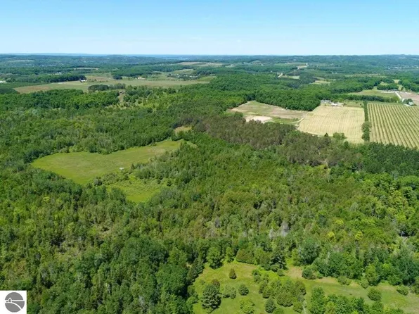 9282 E Otto Rd, Suttons Bay, MI 49682