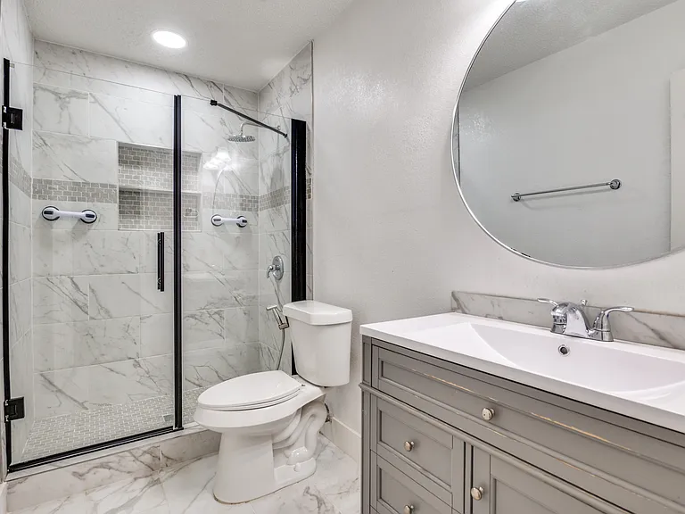528 Lester St — Photo 23