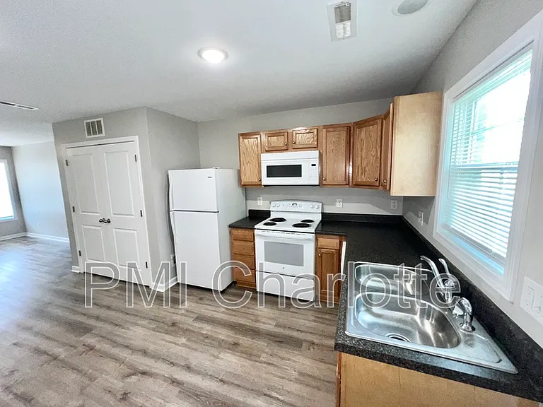 729 Fisher Ferry St #E — Photo 4