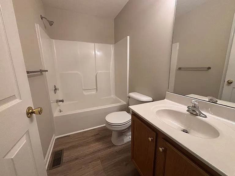 1150-1156 1164 Woodland #DRIVE;-1204 — Photo 14