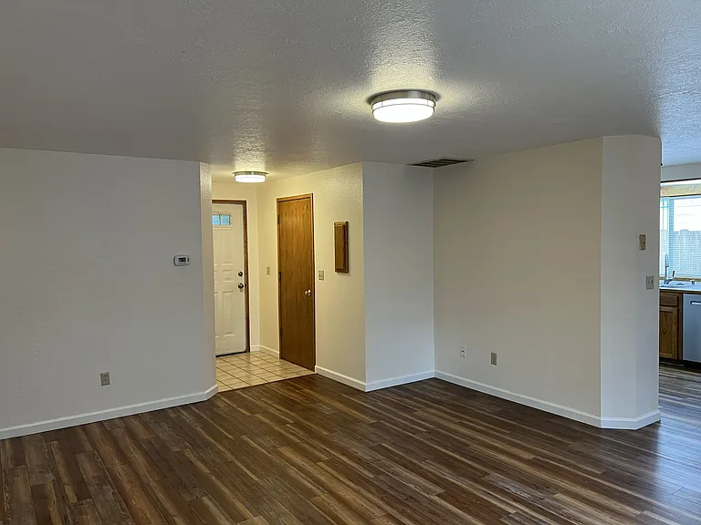 1370 Boone Rd S — Photo 4