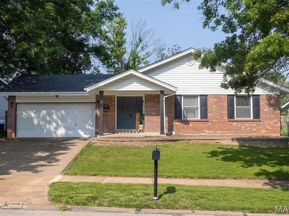 531 Charoak Dr, Ballwin, MO 63021
