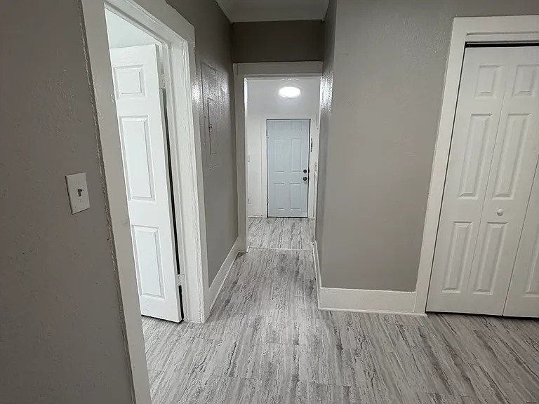 252 Claude St — Photo 10