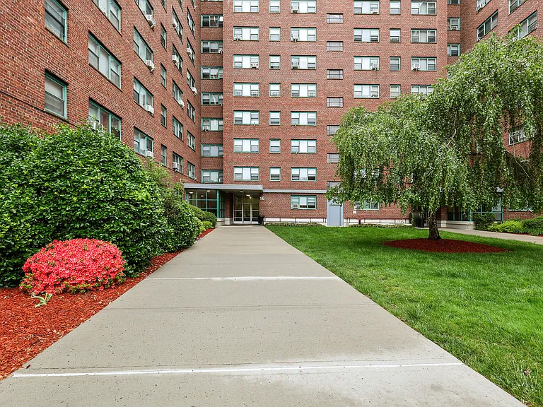 Maple Gardens — Photo 10