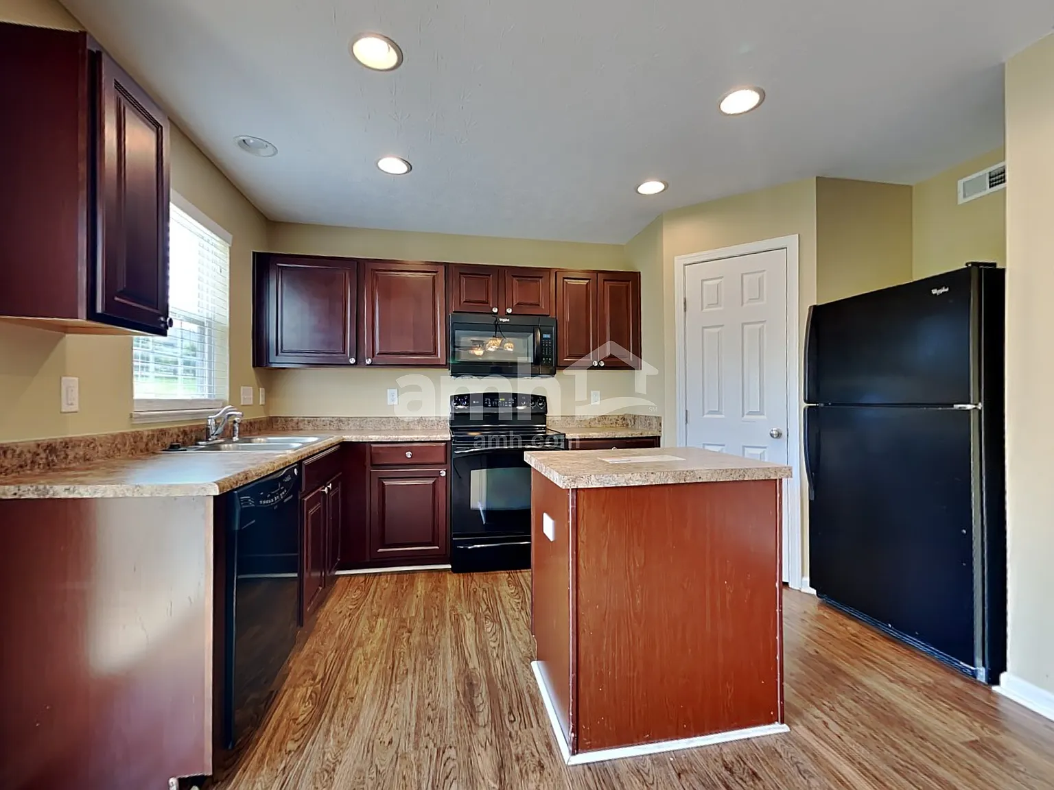 3 bed, 2.5 bath, 1720 sqft, $2,305 — Photo 4