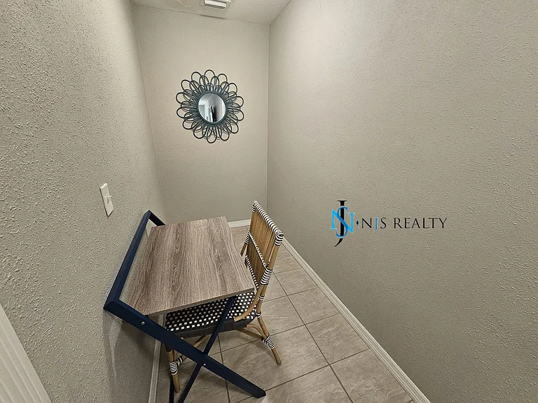 2173 Gladys St — Photo 18