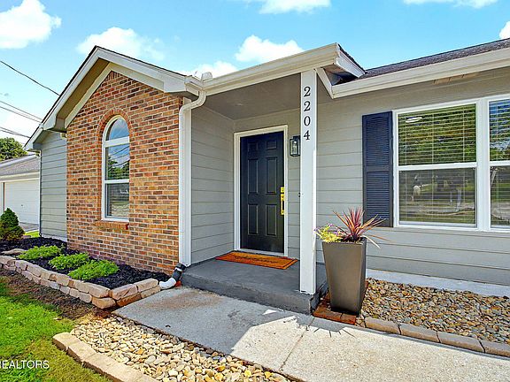 5th image of 2204 Bainbridge Way
