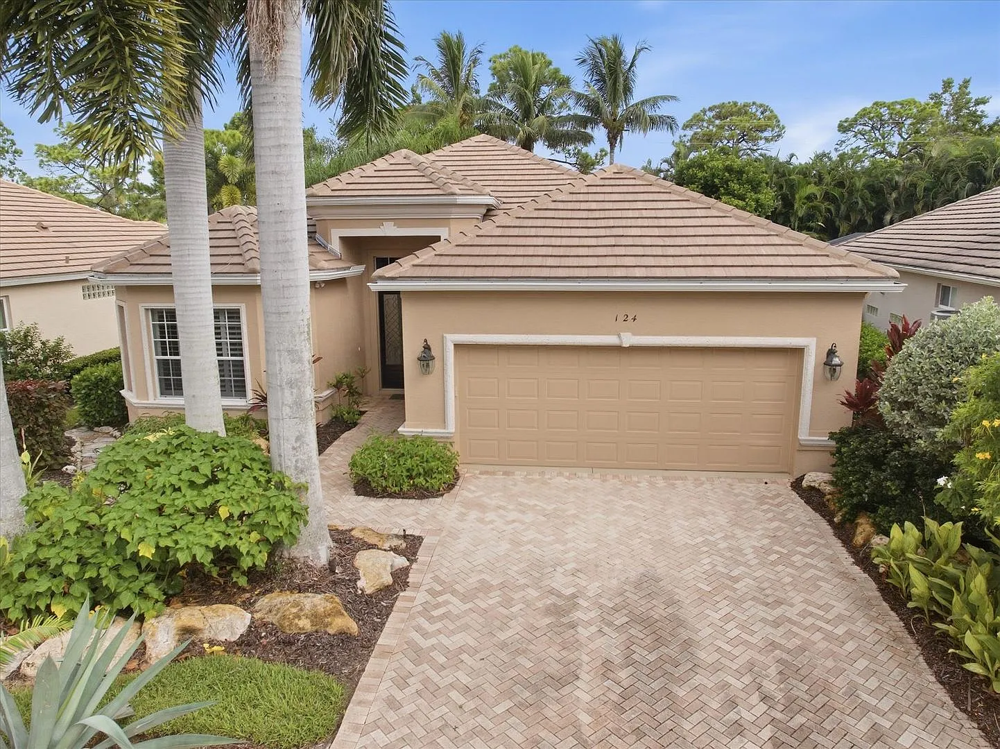 3bd/2bth Tropical Hideaway w/ Screened-in Pool in the Oaks Preserve Community — Photo 4