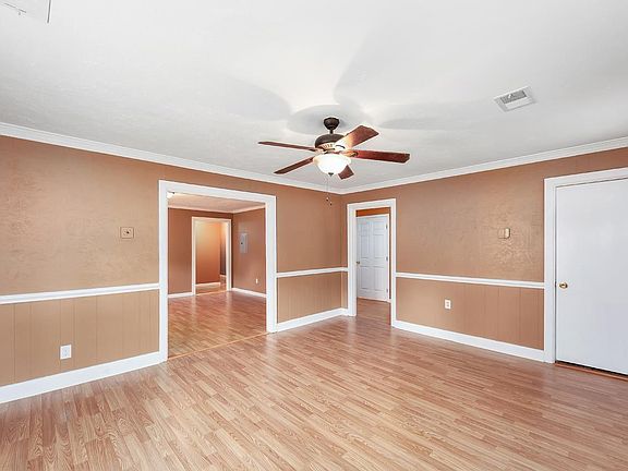 3rd image of 105 Courtland St