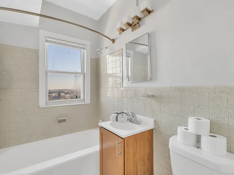The Glenwood Apartments — Photo 15