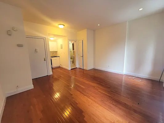 Rented by Gold & Appel Realty Corp | media 6