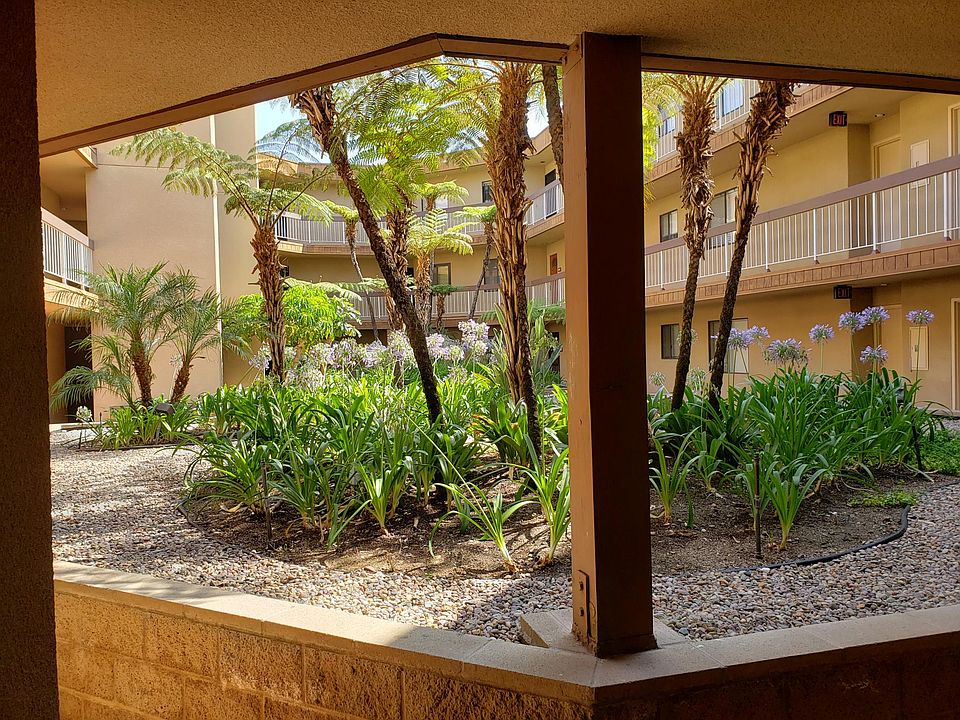 Inner courtyard to the unit