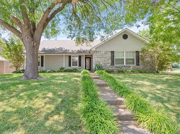 240 Fieldcrest Dr, Hewitt, TX 76643