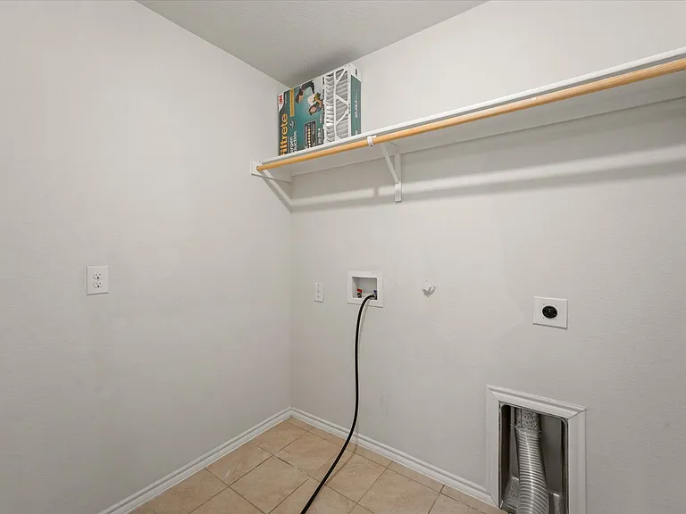 516 Clearlake Dr — Photo 4